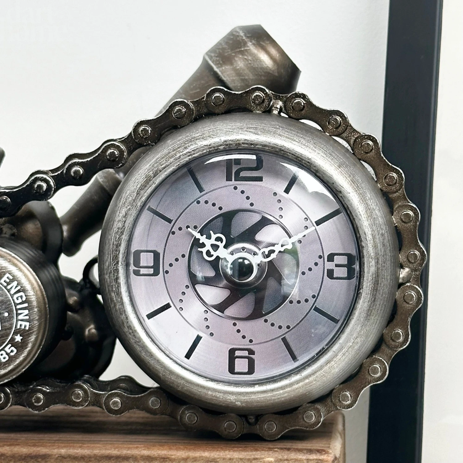 Darthome Limited Silver Motorcycle Engine Clock 3 Darthome Limited Silver Motorcycle Engine Clock - Image 3