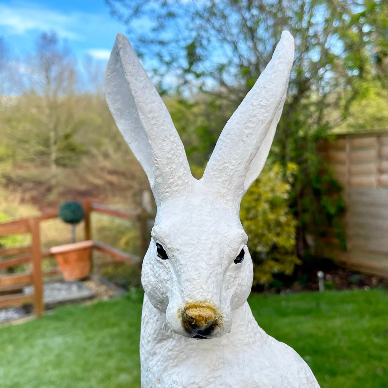 Darthome Limited White March Hare Garden Ornament 2 Darthome Limited White March Hare Garden Ornament - Image 2