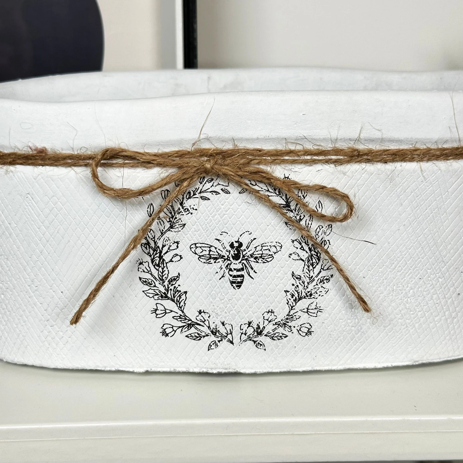 Darthome Limited Cement White Bee Trough 2 Darthome Limited Cement White Bee Trough - Image 2