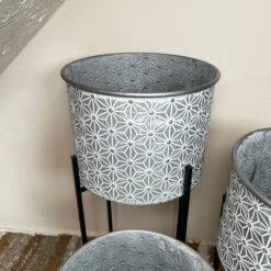 Darthome Limited Set Of 3 Embossed Daisy Chain Drum Planters -Darthome Limited IMG E0726