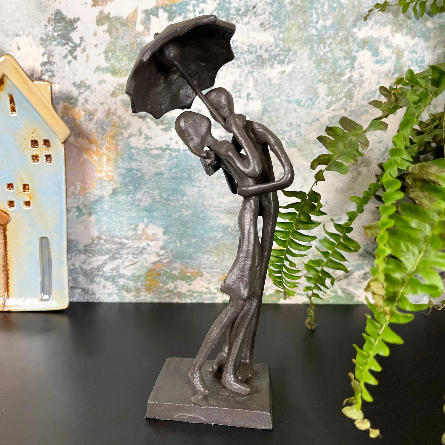 Darthome Limited Cast Iron Kissing Couple Figurine 1 Darthome Limited Cast Iron Kissing Couple Figurine