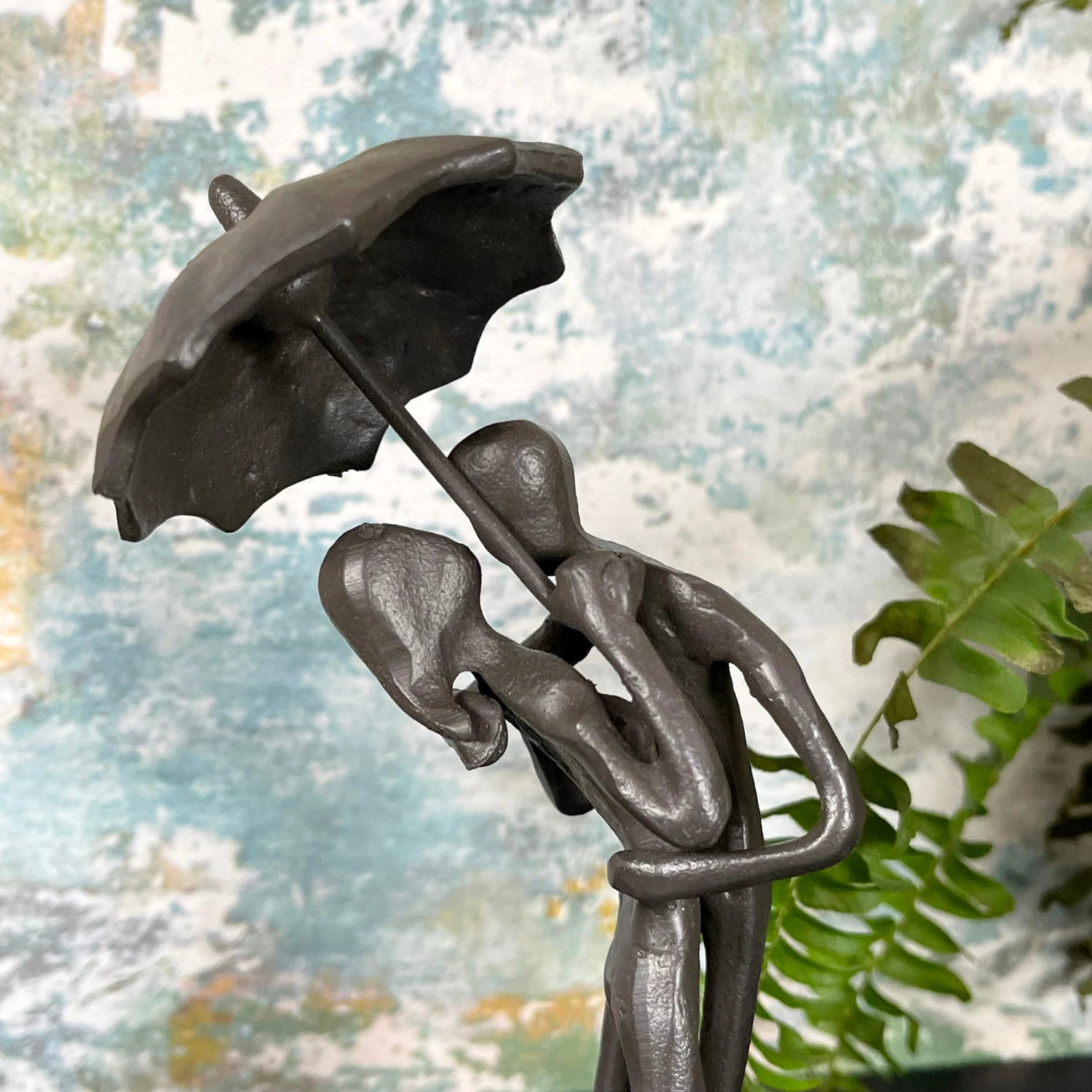 Darthome Limited Cast Iron Kissing Couple Figurine 2 Darthome Limited Cast Iron Kissing Couple Figurine - Image 2