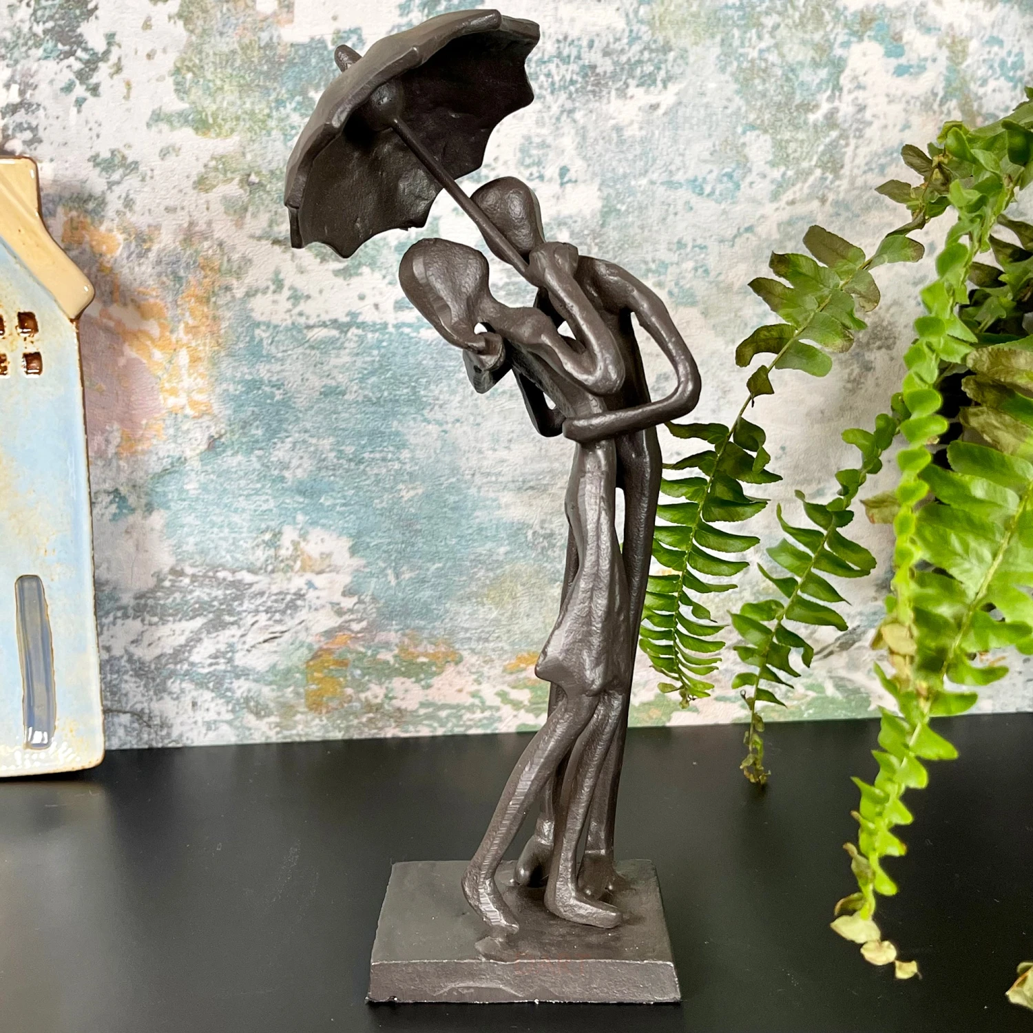 Darthome Limited Cast Iron Kissing Couple Figurine 3 Darthome Limited Cast Iron Kissing Couple Figurine - Image 3