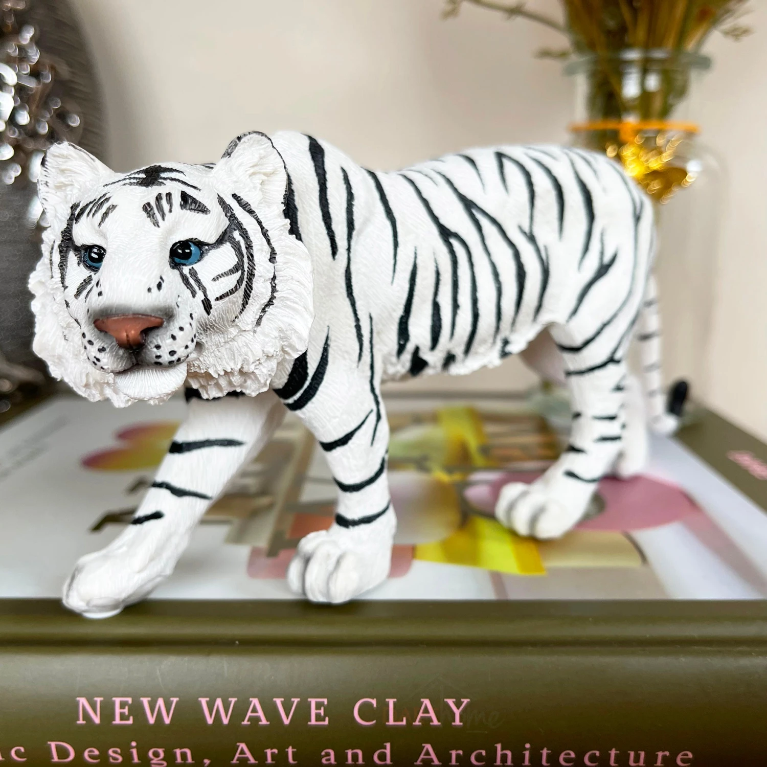Darthome Limited Siberian Snow Tiger Figurine 2 Darthome Limited Siberian Snow Tiger Figurine - Image 2