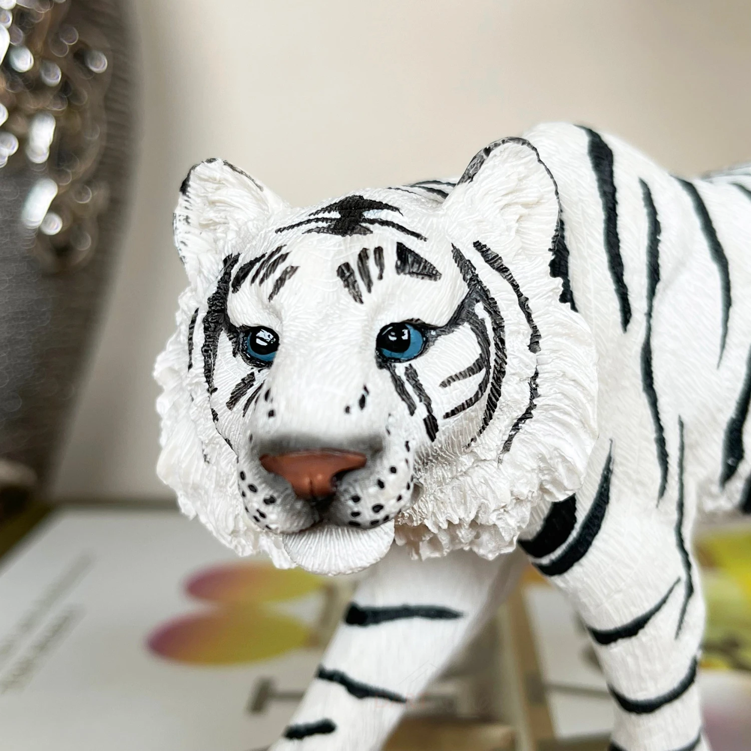 Darthome Limited Siberian Snow Tiger Figurine 4 Darthome Limited Siberian Snow Tiger Figurine - Image 4