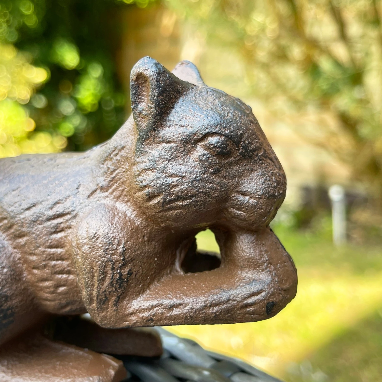 Darthome Limited Cast Iron Squirrel Eating Nut Ornament 2 Darthome Limited Cast Iron Squirrel Eating Nut Ornament - Image 2
