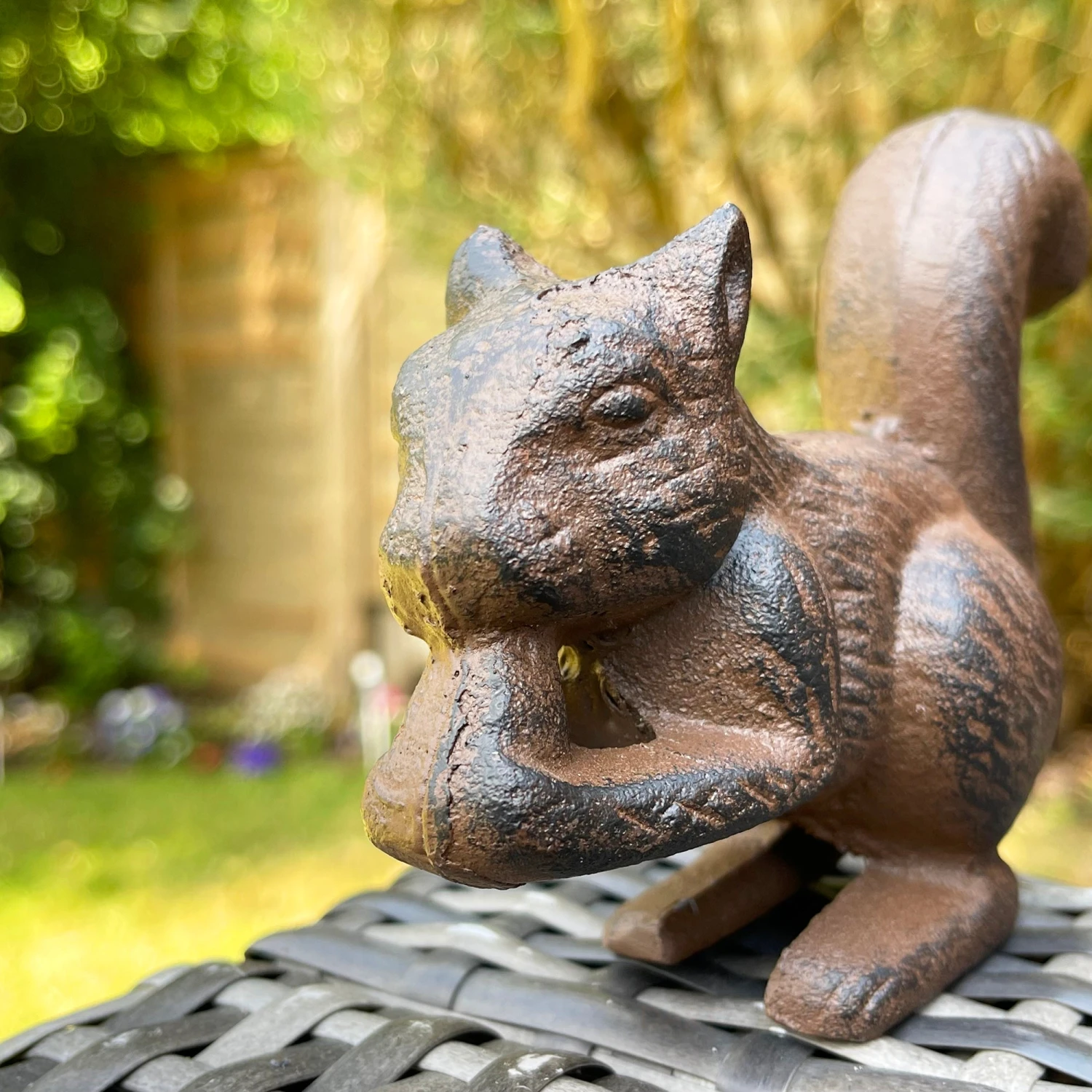 Darthome Limited Cast Iron Squirrel Eating Nut Ornament 5 Darthome Limited Cast Iron Squirrel Eating Nut Ornament - Image 5